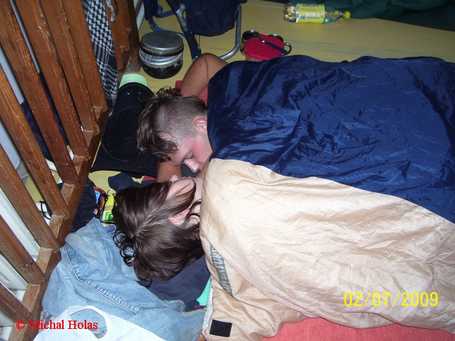 014  Prvn  rann  probuzen  na ubytovn  v N m  ti